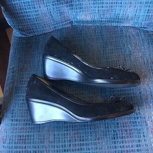 Black wedges are size 11